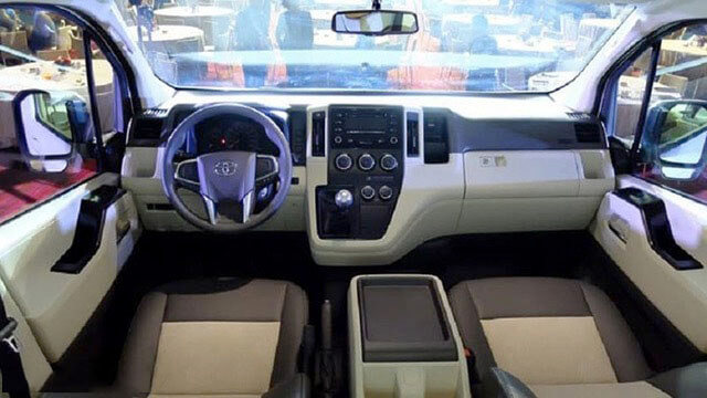 Khoang lái và khu vực taplo thực dụng của xe Toyota Hiace