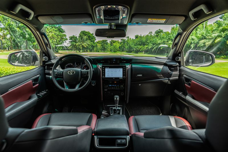 Khoang lái và vô lăng bọc da của Toyota Fortuner Legender