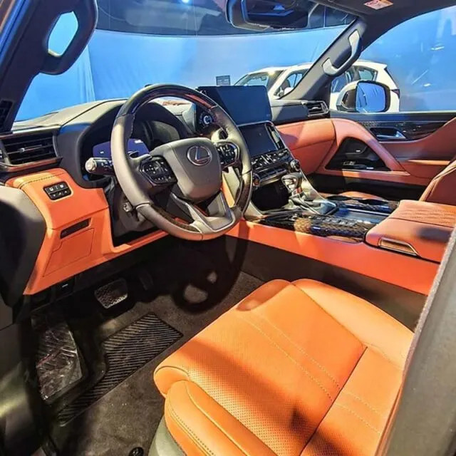 Khoang nội thất Lexus LX 600 2025 với màn hình kép hiện đại