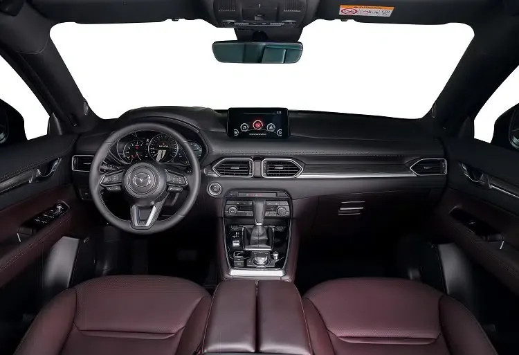 Khoang nội thất Mazda CX-8 với vô-lăng bọc da và màn hình đặt nổi