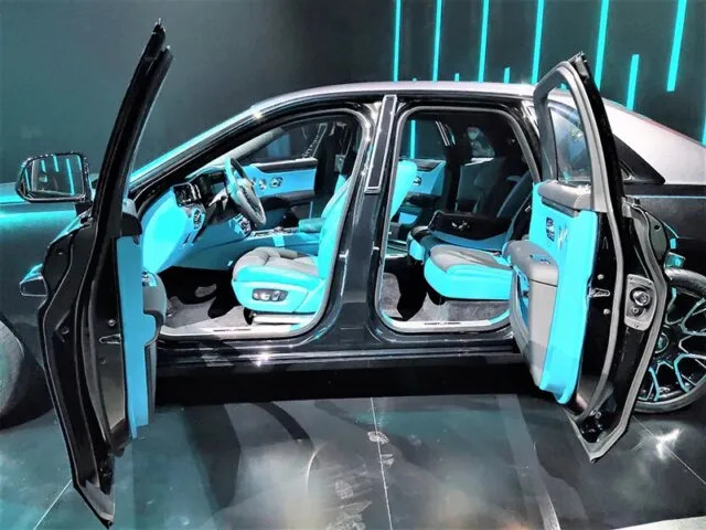 Khoang nội thất Rolls-Royce Ghost Black Badge với phối màu đen và xanh tinh tế