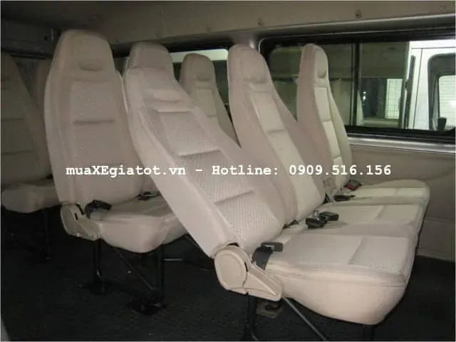 Khoang nội thất rộng rãi của Ford Transit 16 chỗ 2017 với các hàng ghế khách.