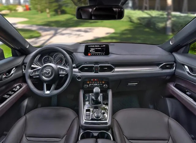 Khoang nội thất tổng thể của Mazda CX-8 2024