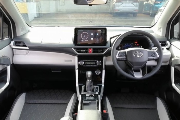 Khoang nội thất Toyota Veloz 2022 với phối màu đen-kem và ghế da