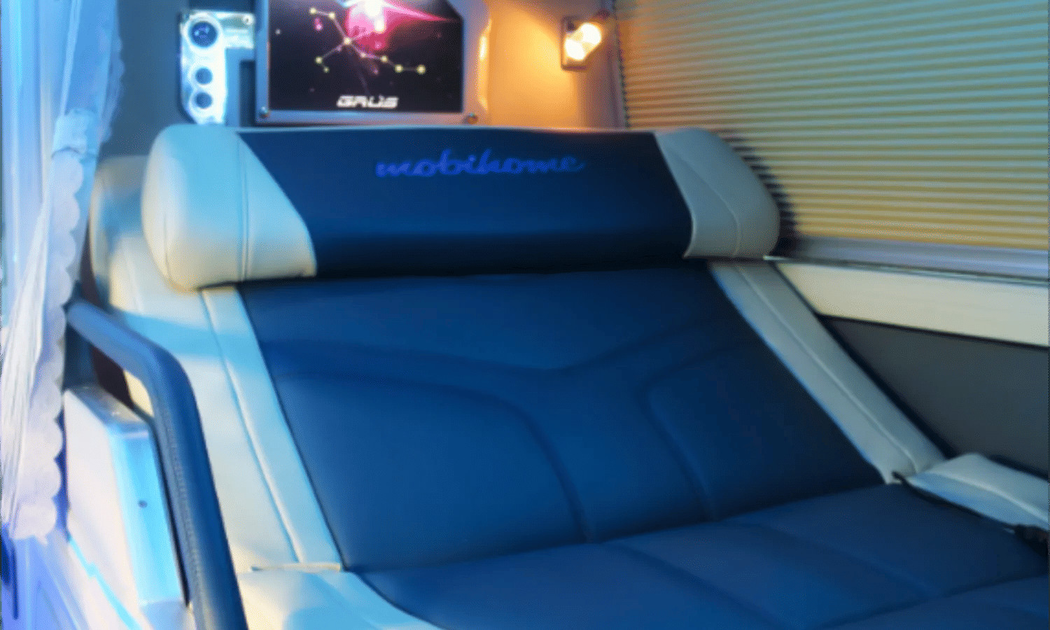 Khoang phòng đôi tiện nghi có chức năng massage trên xe Limousine Bảo Lộc