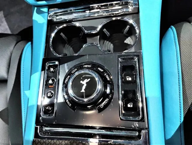 Khối động cơ V12 6.75L tăng áp kép trên Rolls-Royce Ghost Black Badge