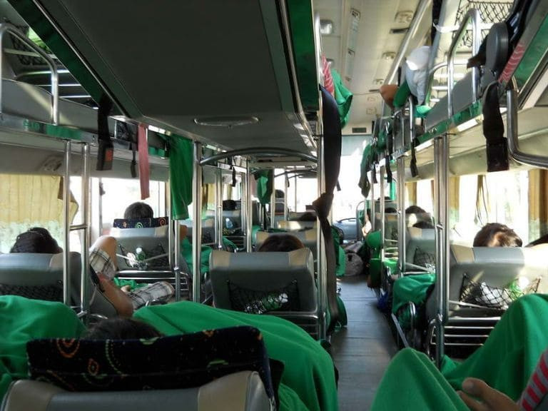 Không gian bên trong xe Mai Linh với giường nằm sạch sẽ