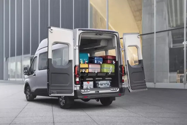 Không gian chứa đồ phía sau khi gập ghế trên Ford Transit 2025