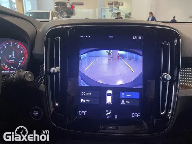 Không gian hàng ghế sau rộng rãi và tiện nghi của Volvo XC40 2024