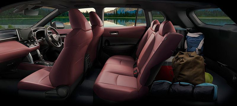 Không gian hàng ghế sau trên Toyota Cross Hybrid