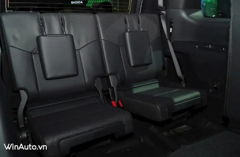 Không gian hàng ghế thứ hai rộng rãi của Toyota Land Cruiser Prado 2025