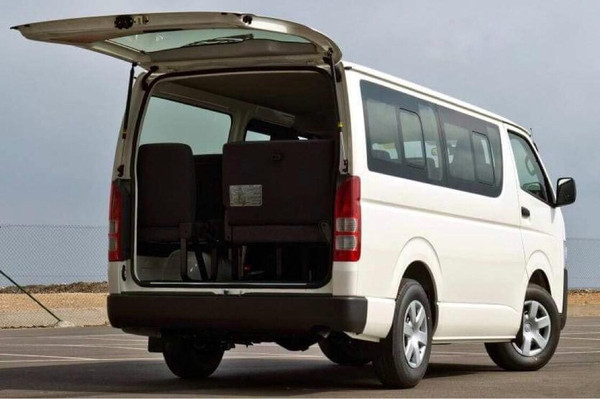 Không gian khoang hành lý khi gập ghế trên xe Toyota Hiace