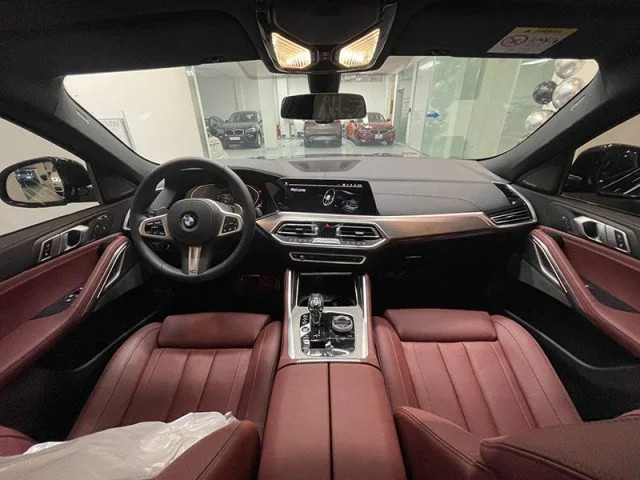 Không gian nội thất BMW X6 xDrive40i M Sport tập trung vào người lái với vật liệu cao cấp