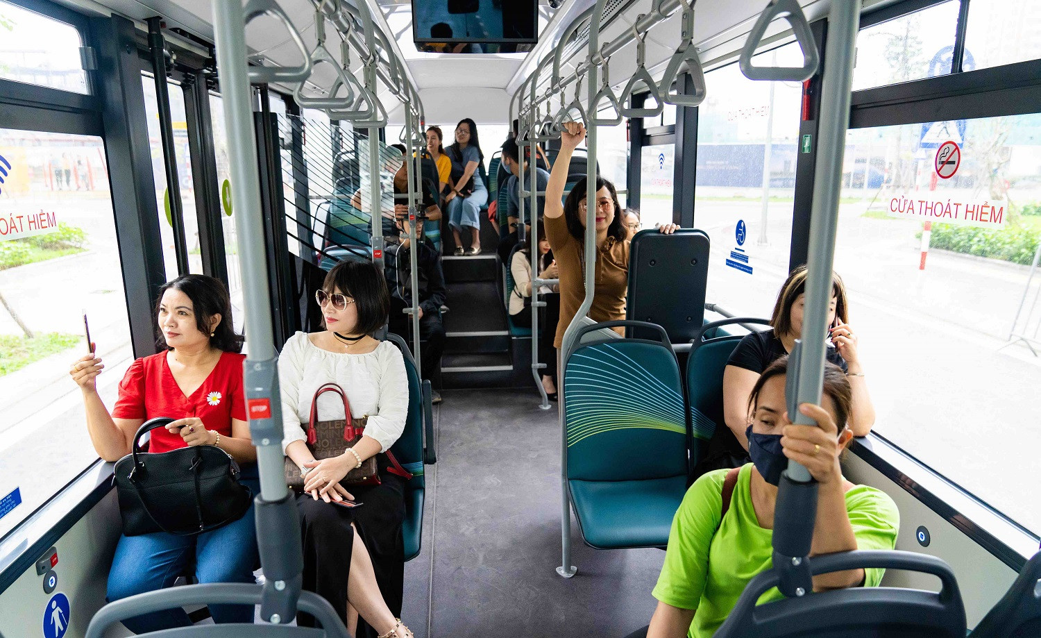 Không gian nội thất rộng rãi và tiện nghi trên xe buýt điện VinBus