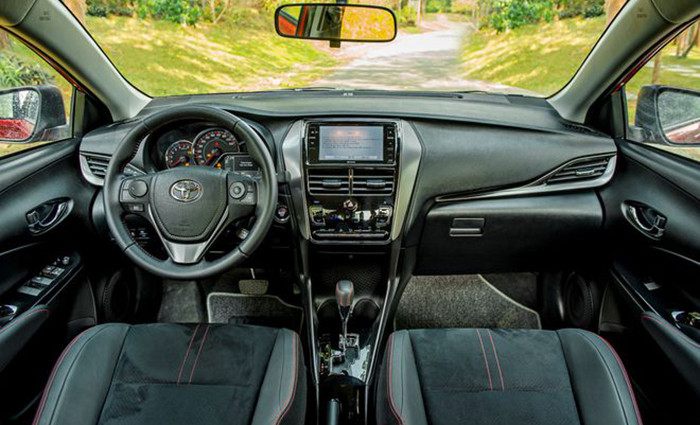 Không gian nội thất Toyota Vios GR-S với điểm nhấn màu đỏ