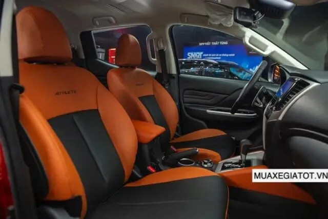 Không gian nội thất và hàng ghế trước bọc da của xe bán tải Mitsubishi Triton 2023