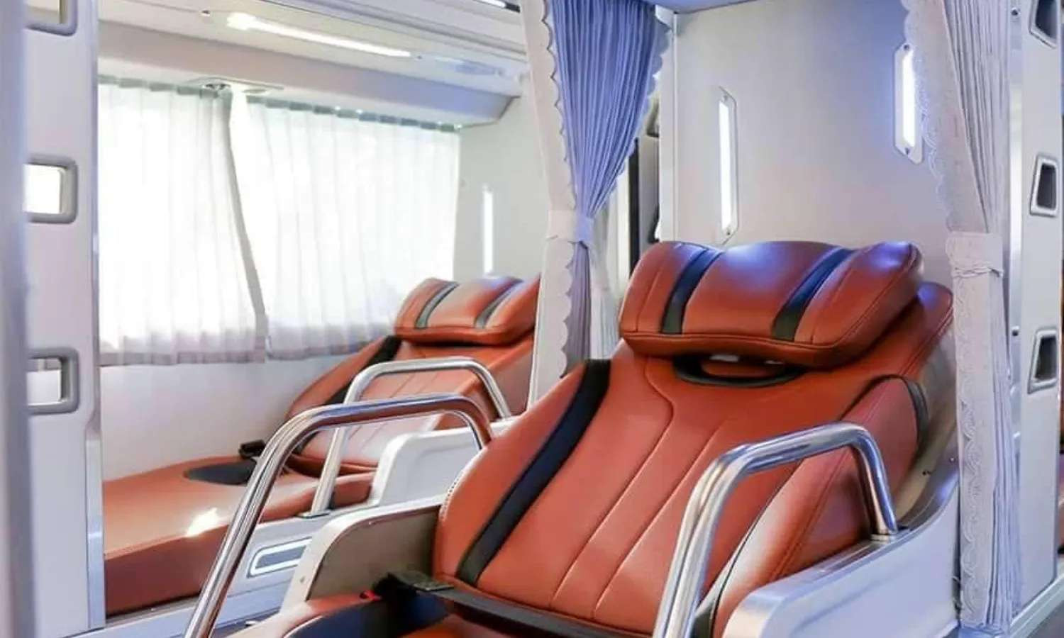 Không gian riêng tư với rèm che tại mỗi giường trên xe đi Bảo Lộc