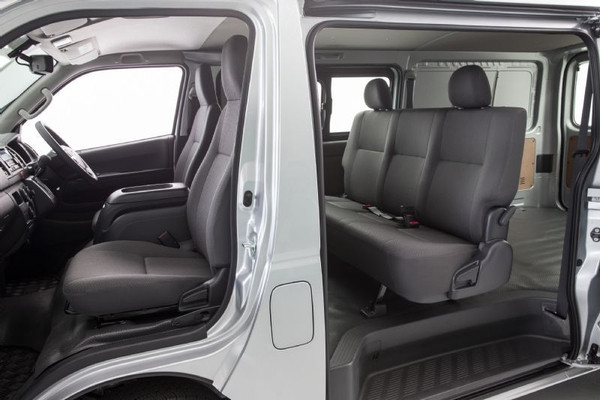 Không gian rộng rãi bên trong xe Toyota Hiace