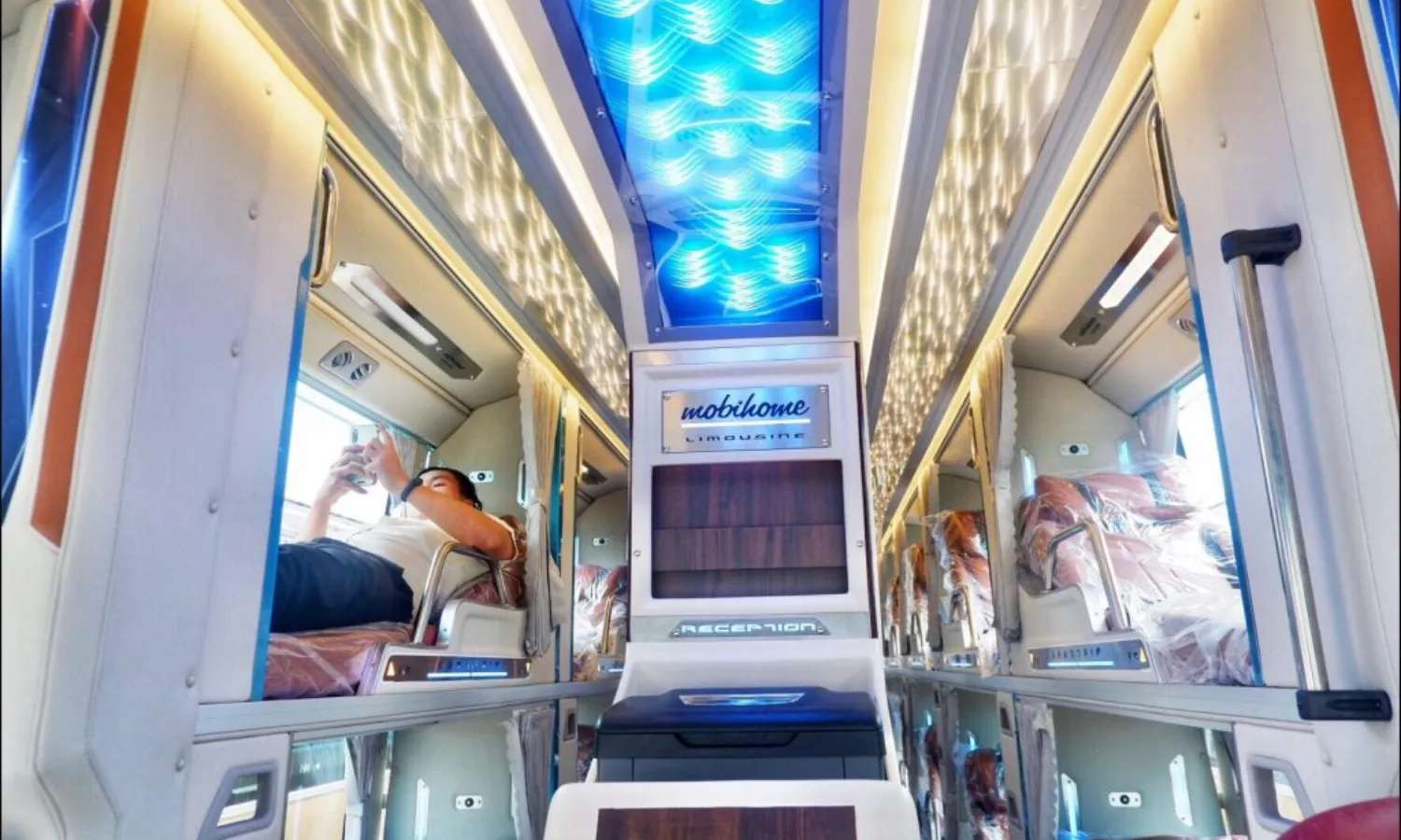 Không gian và tiện nghi bên trong xe Limousine giường nằm