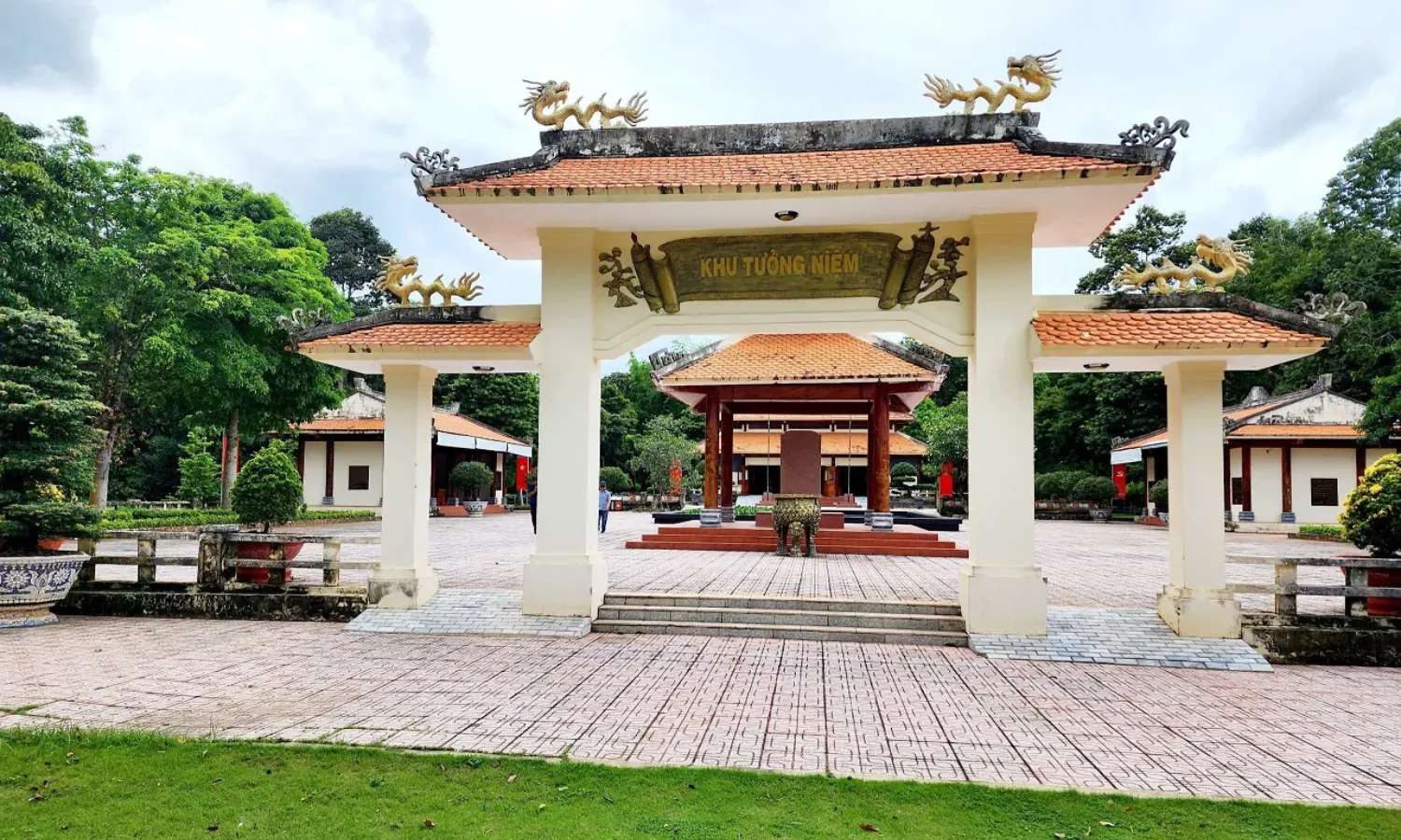 Khu di tích lịch sử Tà Thiết tại Lộc Ninh với cây cối xanh tươi và hiện vật kháng chiến