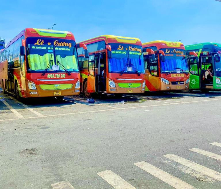 Khu vực bãi đậu xe và nhà chờ tại Bến xe KBang