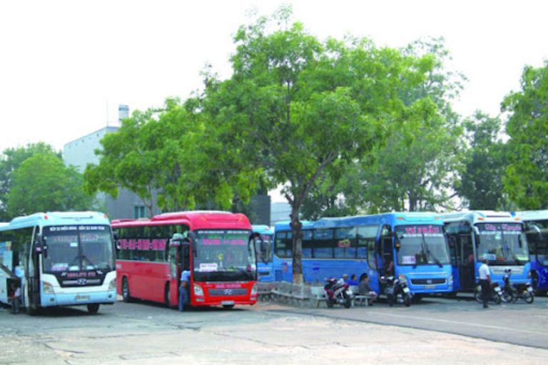 Khu vực bãi đỗ rộng rãi tại Bến xe Rạch Giá