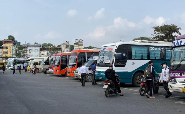 Khu vực bến đỗ xe khách được phân chia ngăn nắp tại Bến xe Long Khánh.
