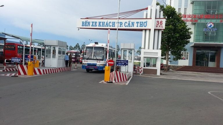 Khu vực quầy vé và sảnh chờ bên trong Bến xe Cần Thơ