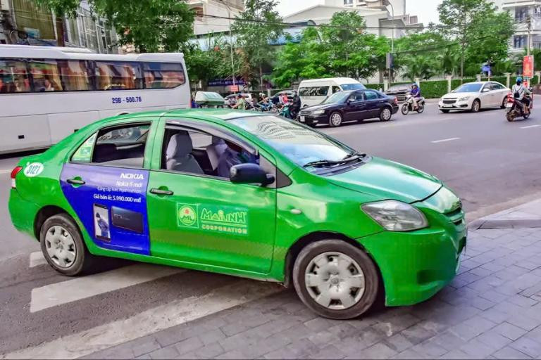 Khu vực sảnh bến xe Mũi Né, nơi du khách có thể tìm thông tin hoặc dịch vụ liên quan.