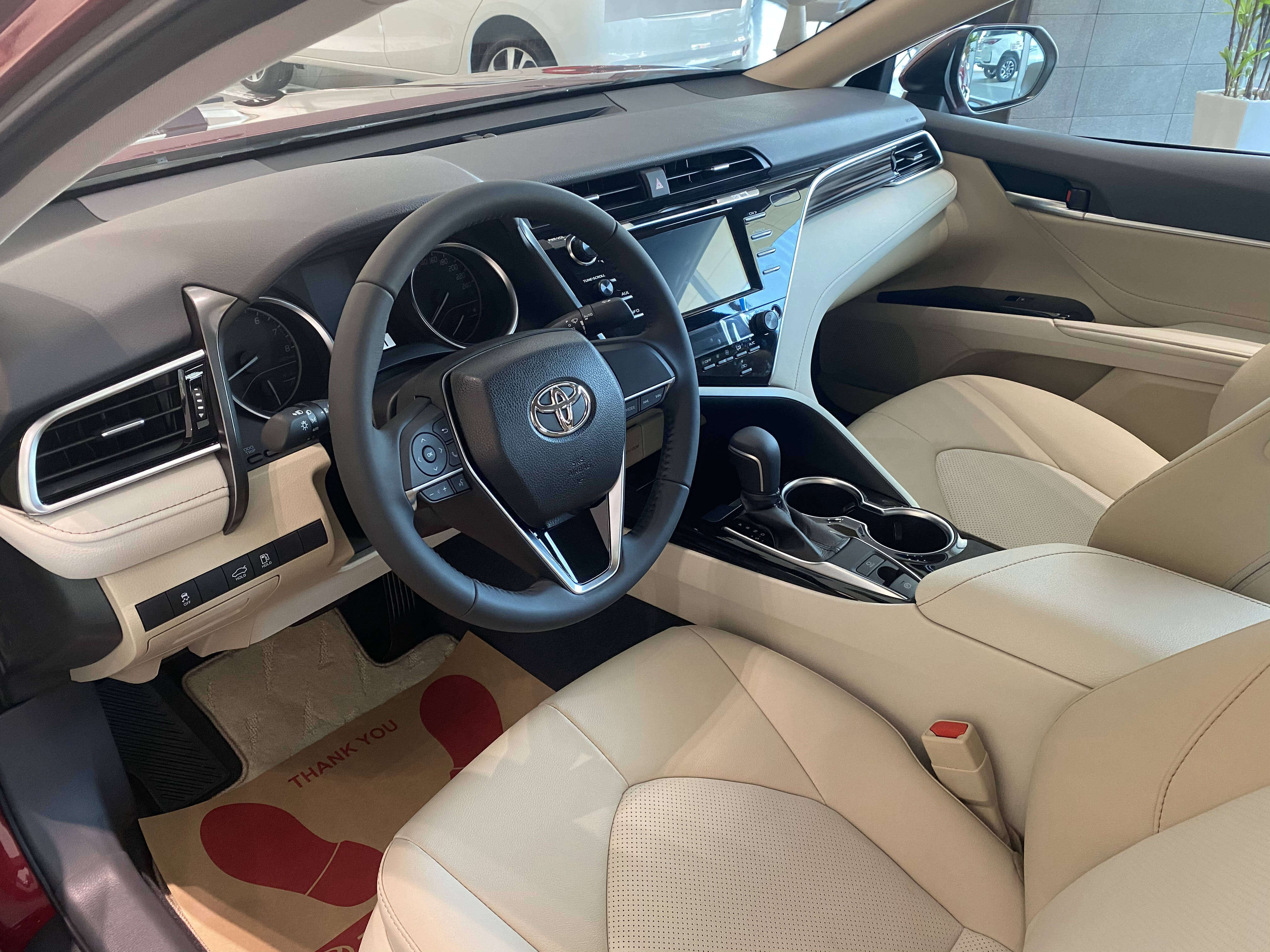 Khu vực taplo xe Toyota Camry được bố trí khoa học
