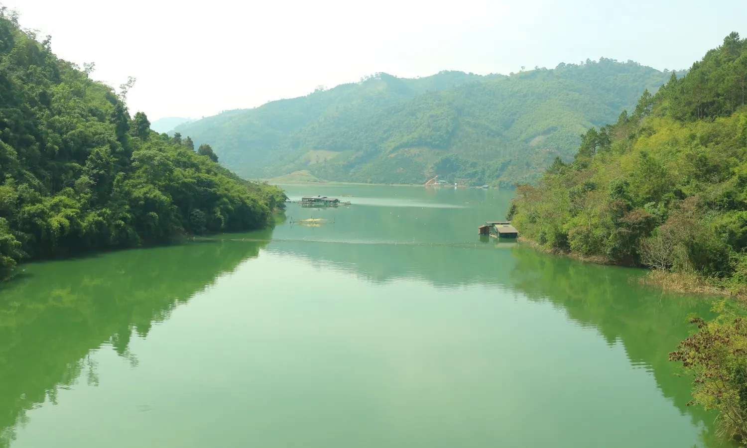 Khung cảnh yên bình với Cầu Đa Dung soi bóng trên mặt hồ ở Lâm Đồng