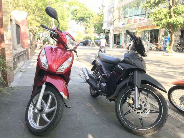 Kiểm tra chất lượng xe máy trước khi thuê tại Văn Phước Bình Dương