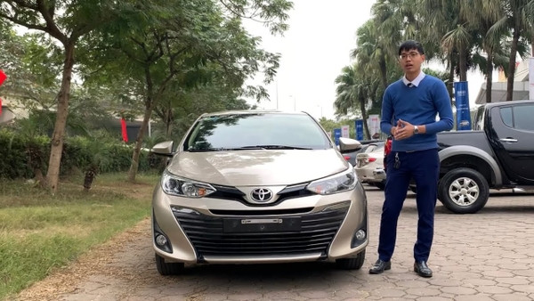 Kiểm tra chi tiết ngoại thất xe.