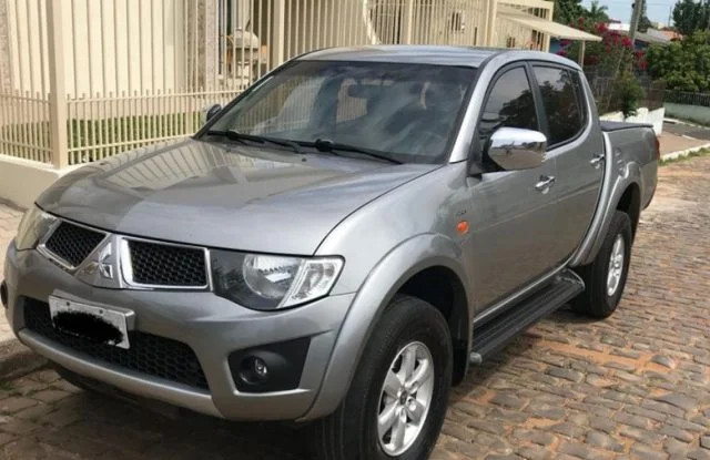 Kiểm tra động cơ xe bán tải cũ dưới 200 triệu trước khi mua