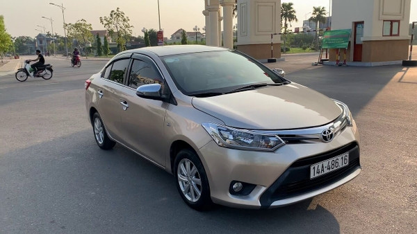 Kiểm tra kỹ lưỡng thân vỏ xe Toyota Vios cũ.