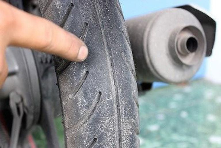 Kiểm tra lốp xe máy trước khi thuê để đảm bảo an toàn
