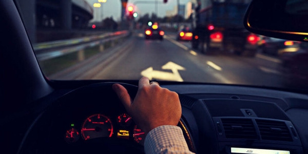 Kiểm tra tình trạng hệ thống đèn xe trước khi lái xe ô tô ban đêm