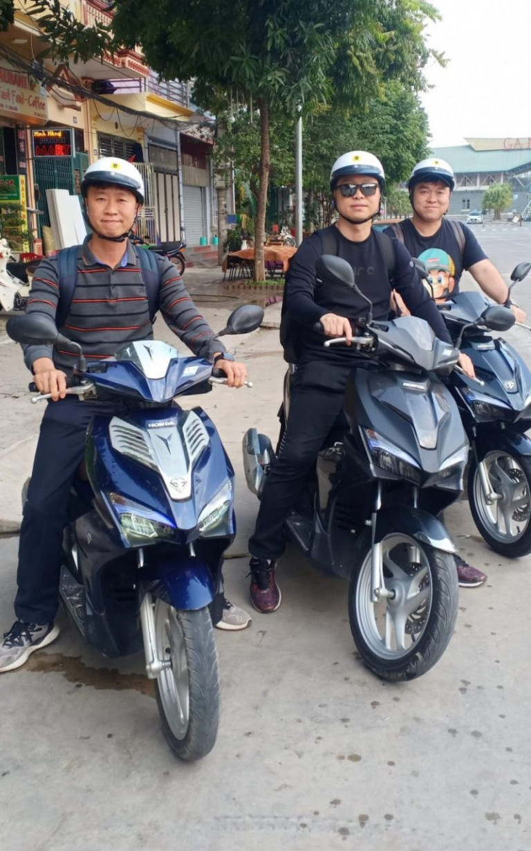 Kiểm tra xe máy trước khi thuê tại cửa hàng ở Thái Bình