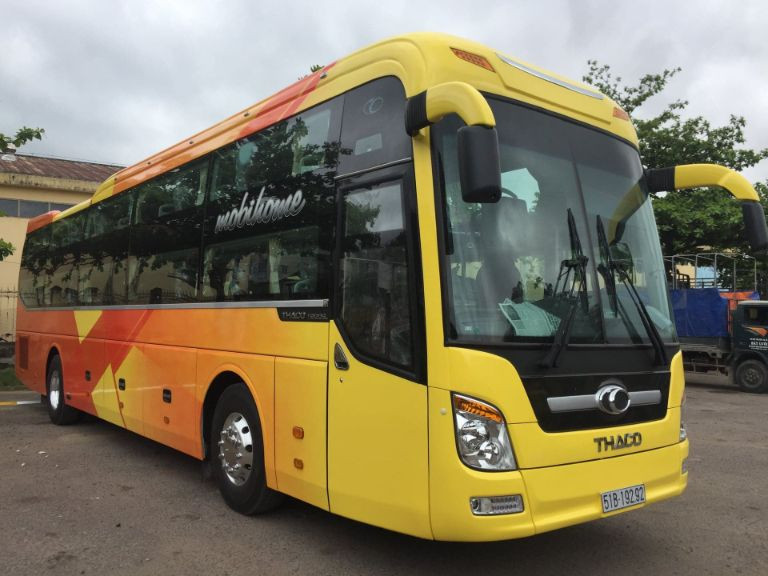 Kiểu dáng hiện đại và màu sắc nổi bật của xe khách An Phú chạy tuyến Hà Nội Hội An