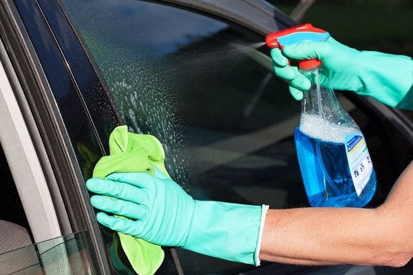 Kính lái phải được kiểm tra, vệ sinh sạch sẽ trước khi lái xe ô tô ban đêm