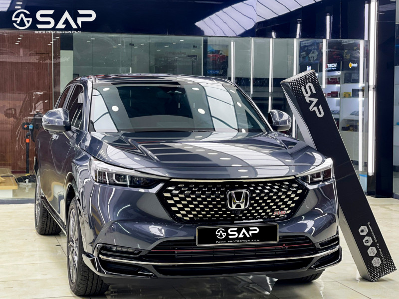 Kỹ thuật viên kiểm tra phim bảo vệ sơn xe PPF