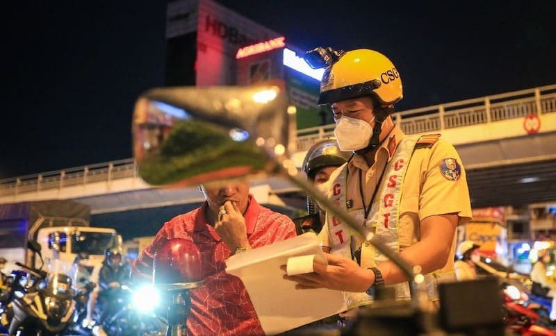 Lực lượng chức năng kiểm tra nồng độ cồn với người điều khiển xe máy điện