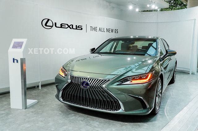 Lưới tản nhiệt hình con suốt và đèn LED sắc sảo của Lexus ES 300h