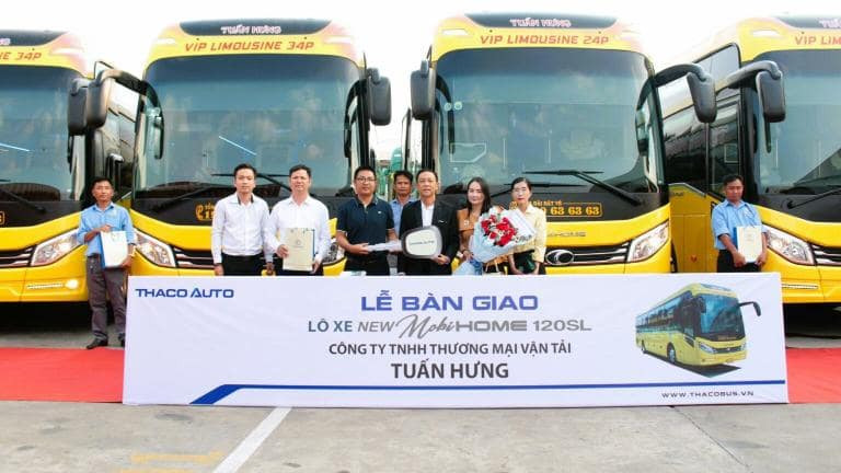 Lễ bàn giao xe của công ty Tuấn Hưng