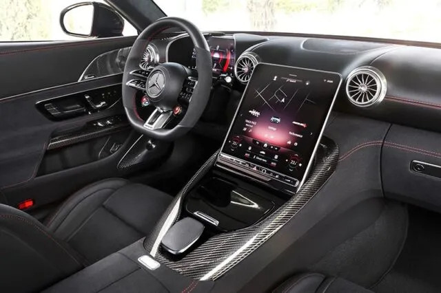 Màn hình trung tâm dọc 11.9 inch tích hợp MBUX trong nội thất Mercedes-Benz SL 63 AMG