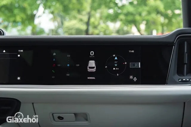 Màn hình trung tâm và màn hình phụ ghế trước trên Porsche Cayenne 2024