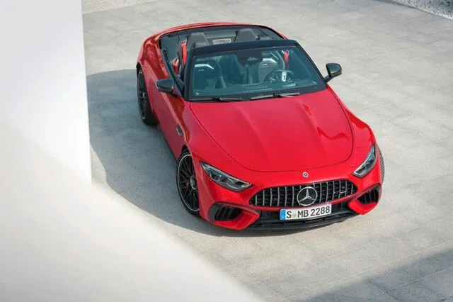 Mặt trước thể thao của Mercedes-Benz SL 63 AMG 2024 với lưới tản nhiệt đặc trưng AMG