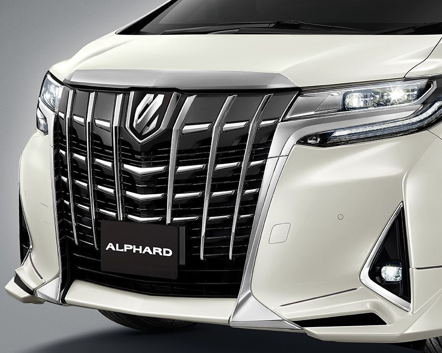 Mặt trước xe Toyota Alphard Luxury với lưới tản nhiệt mạ crom cỡ lớn và đèn LED sắc sảo