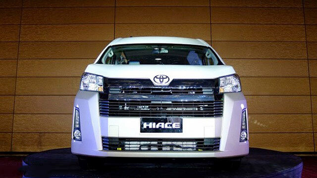 Mặt trước xe Toyota Hiace với cản mới và lưới tản nhiệt đặc trưng