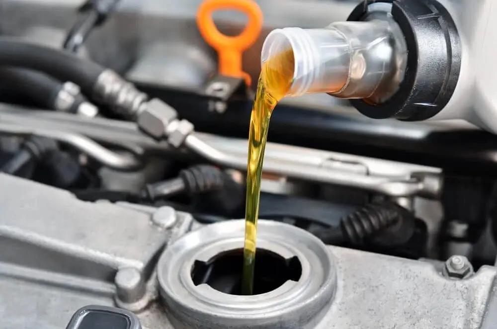 Màu sắc nhớt thay đổi là dấu hiệu rõ ràng cho thấy bạn cần thay nhớt ngay